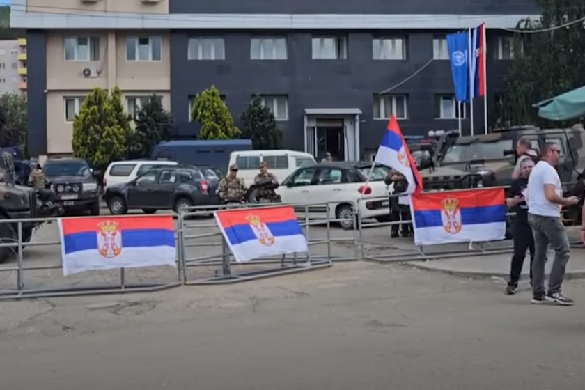 Građani zahtijevaju da Hetemi napusti opštinu: Poredali srpske trobojke na bodljikavu žicu i ograde koje je postavio Kfor u Leposaviću (VIDEO)