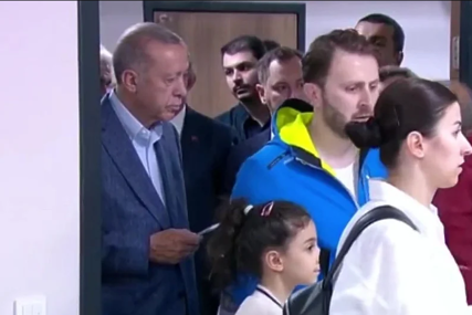 "Kada shvatiš da je Erdogan iza tebe" Reakcija jednog od glasača na biračkom mjestu je postala pravi hit (VIDEO)
