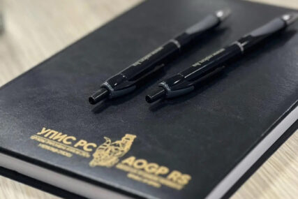 dvije olovke na bloku za pisanje sa logom UPIS RS