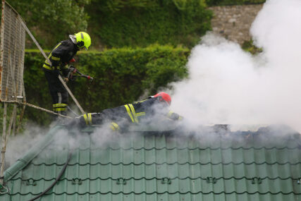 Vatrogasci na terenu: U požaru kod Travnika smrtno stradala jedna osoba