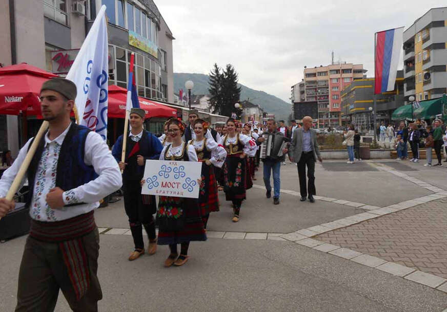 Defile folkornih društava ulicama Bratunca