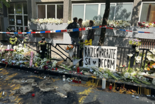 Cvijeće i svijeće ispred škole u Beogradu nakon pucnjave