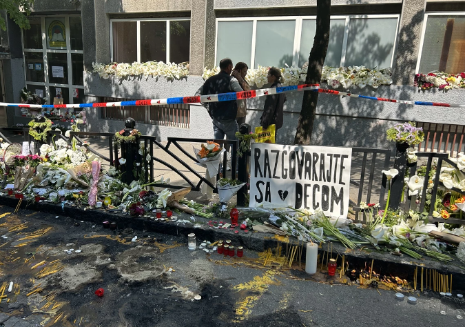 Cvijeće i svijeće ispred škole u Beogradu nakon pucnjave