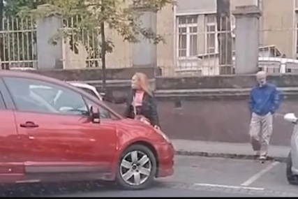 Napravila saobraćajni kolaps u centru grada: Žena svojim tijelom čuvala parking mjesto (VIDEO)