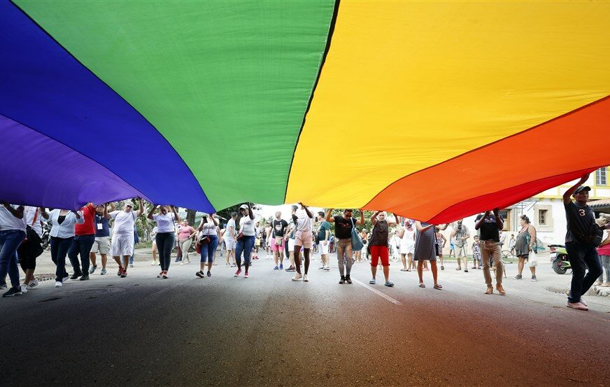 Ljudi drže zastavu LGBT