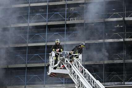 Poginula jedna osoba, 17 povrijeđenih: Požar u zgradi u Rimu, vatrogasci na terenu (VIDEO)