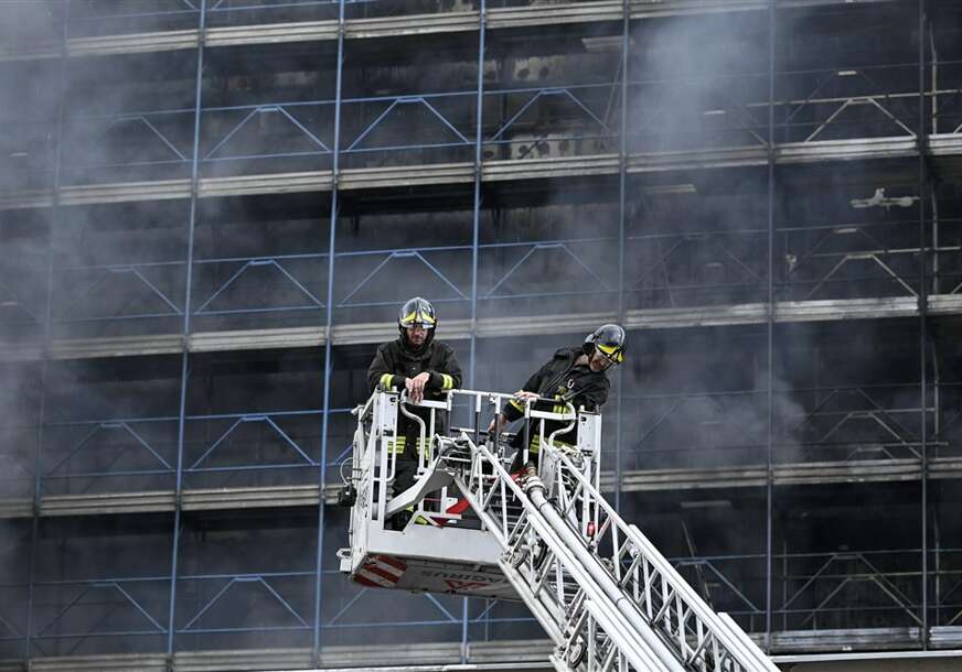 Vatrogasci gase požar na zgradi
