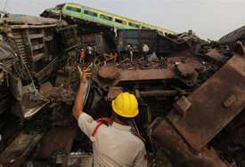 Stravične scene iz Indije: Nema više preživjelih u olupinama dva voza, stradalo najmanje 280 ljudi (VIDEO)