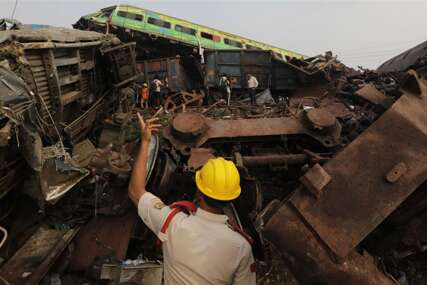 Stravične scene iz Indije: Nema više preživjelih u olupinama dva voza, stradalo najmanje 280 ljudi (VIDEO)