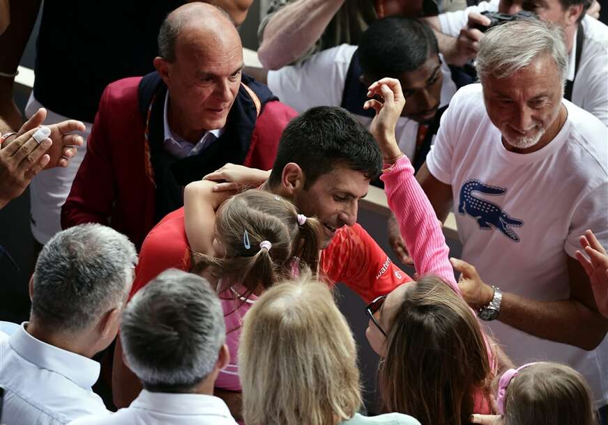 U ZAGRLJAJU NAJMILIJIH Emocije preplavile Novakov boks nakon pobjede (FOTO)