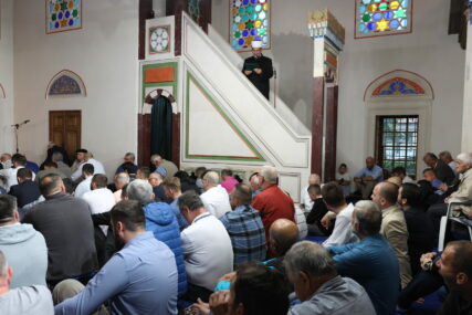 Među prisutnima i Denis Bećirović: Vjernici klanjali bajram-namaz u Ferhat-pašinoj džamiji u Banjaluci (FOTO)