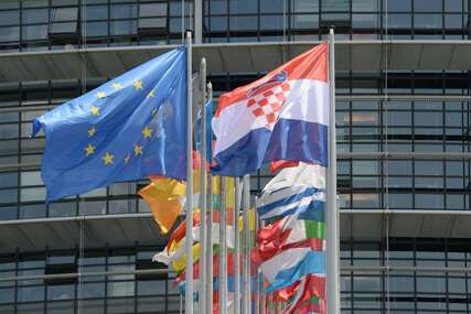 Hrvatska zastava, EU zastava