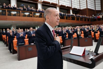 Redzep Tajp Erdogan drži ruku na srcu
