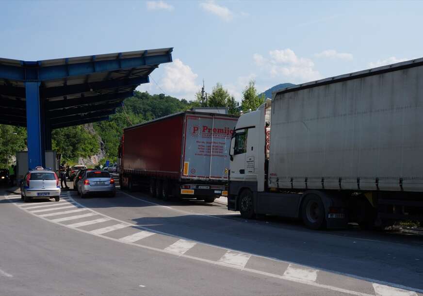 Kolona duga stotinama metara: Kamioni iz Srbije blokirali granični prelaz Jarinje (FOTO)