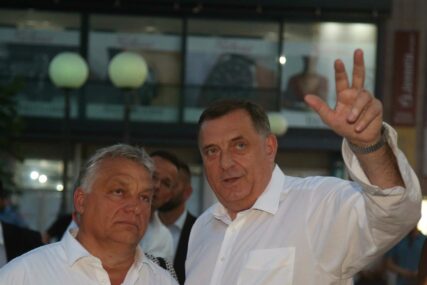 Opušteno, bez kravate i sakoa: Dodik i Orban prošetali Banjalukom (VIDEO, FOTO)