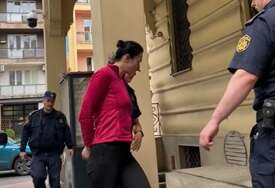 NEGIRALA KRIVICU Ajša Ramić s lisicama na rukama predata u Tužilaštvo (VIDEO)
