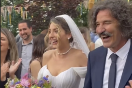 SVE PUCA OD EMOCIJA Branka Pujić najveselija na vjenčanju kćerke, a Gagi Jovanović i zet se čvrsto grle (FOTO)