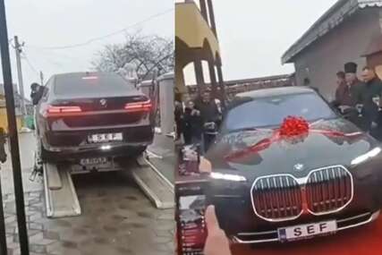 BMW sa mašnom