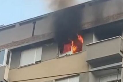 U stanu izbio požar: Vatrogasci gase plamen koji kulja kroz prozore (VIDEO)