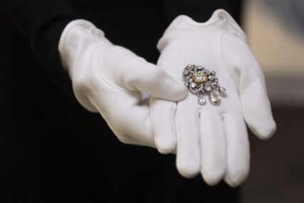 Jedan od najvrednijih komada nakita: Broš prodan za skoro milion dolara, dizajnirao ga je Salvador Dali (FOTO)