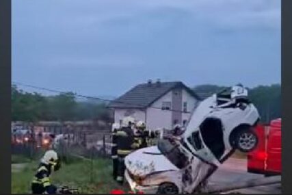 Teška saobraćajna nesreća kod Brčkog: Vatrogasci rezali automobil kako bi izvukli mladiće, nastradao otac šestoro djece (VIDEO)