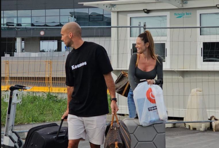 Danijela Dimitrovska na aerodromu sa momkom