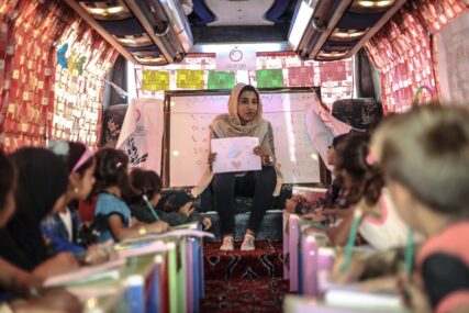 Autobuse obojili i preuredili u učionice: Djeca nastavila školovanje u Siriji nakon zemljotresa (FOTO)