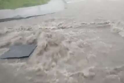Snažno nevrijeme u Doboju: Ulica se pretvorila u rijeku, sve je pod vodom (VIDEO, FOTO)