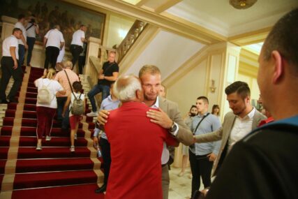 "Dobro došli, ovo je svakako vaše" Stanivuković uveo građane u zgradu Gradske uprave (FOTO)