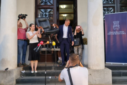 BURNO U BANJALUCI Stanivuković iznio fotelju predsjednika Skupštine grada i prepustio je građanima (VIDEO)