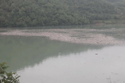 Drina nosi tone smeća: Višegradu prijeti ekološka katastrofa zbog zagađene rijeke (FOTO)