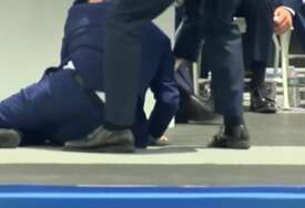Peh američkog predsjednika: Bajden se sapleo i pao na pozornici (VIDEO)
