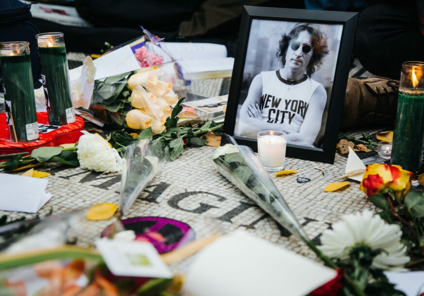 Fanovi ostavljaju cvijeće na godišnjicu Lenonove smrti