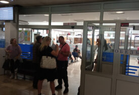 Gužve u Fondu zdravstvenog osiguranja: Evo zašto mnogi građani čekaju ispred šaltera (FOTO)