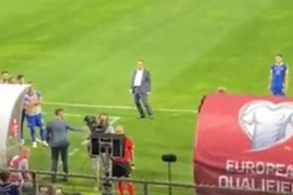 Ruganje navijačima ili nešto drugo: Hadžibegić čudnim pokretima privlačio pažnju u Zenici (VIDEO)