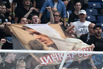 "Cinkaroš" Arena puna kontroverznih transparenata na račun Filipa Petruševa