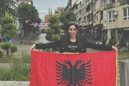 Fjola Morina sa zastavom Albanije