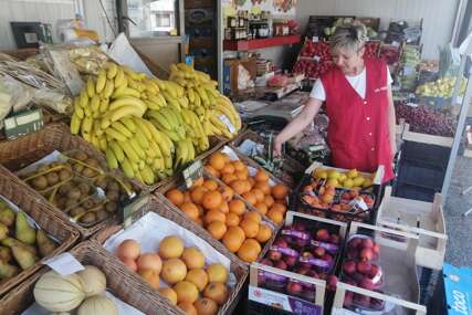 Kila luka kao 2 kile banana: Evo zašto je usred sezone domaće povrće PAPRENO SKUPO (FOTO)