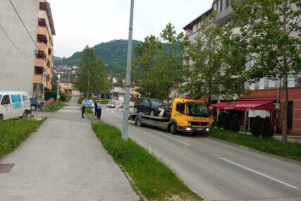 Nesreća u banjalučkom naselju Starčevica: "Golfom" iščupao stub ulične rasvjete (FOTO)