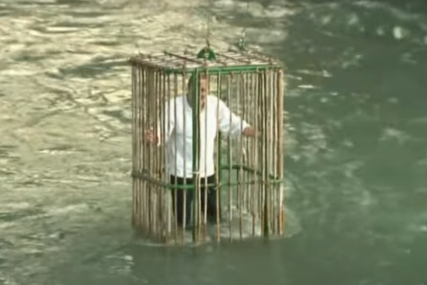 U kavez, pa u ledenu rijeku: Tradicionalna kazna za "neposlušne" političare u Italiji