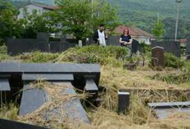 NIŠTA IM NIJE SVETO Uništeni skoro svi spomenici na groblju u južnoj Kosovskoj Mitrovici