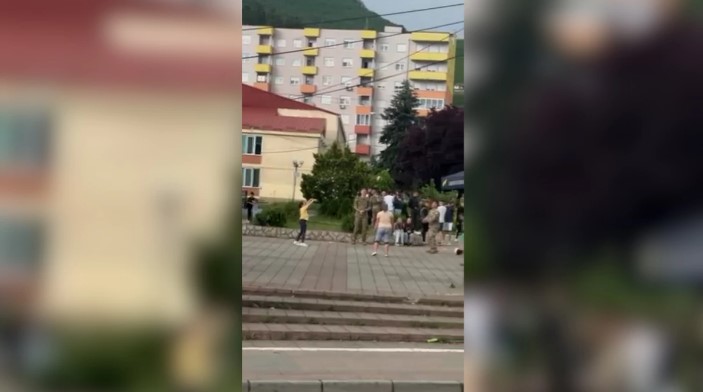 GRAJA I SMIJEH DJECE Vojnici američkog KFOR se igrali s mališanima ispred opštine Leposavić (VIDEO)