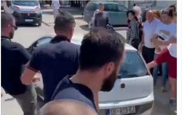 Albanac naletio autom na okupljene Srbe na protestu