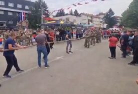 Srbi i KFOR pripadnici odmjerili snage: Tokom okupljanja građana održano tradicionalno takmičenje ispred zgrade opštine (VIDEO)