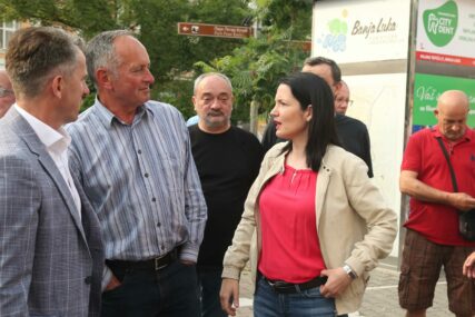 MARŠ ČASTI Građani Banjaluke se okupili da dočekaju Ljubišu Petrovića, među njima i nekoliko političara iz opozicije (VIDEO, FOTO)