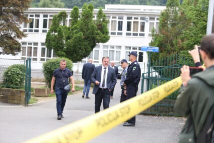 Oglasio se MUP povodom pucnjave u školi u Lukavcu "Nije utvrđen propust policajaca u slučaju ranjavanja nastavnika"