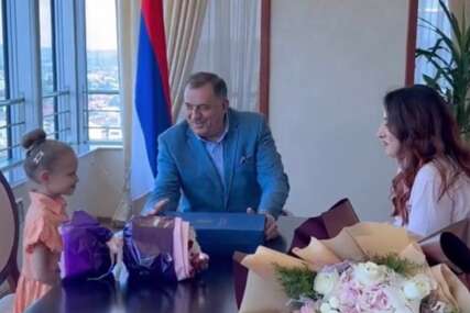 Milorad Dodik i Marija Nagraisalović sjede za stolom