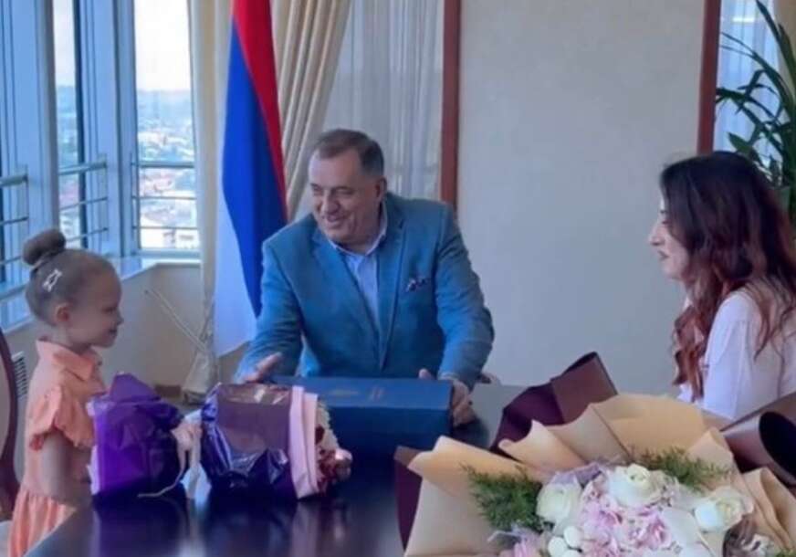Milorad Dodik i Marija Nagraisalović sjede za stolom