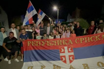 "Srpska je uvijek uz naš narod na Kosmetu" Dodik posjetio porodice u Prnjavoru koje su ugostile djecu sa KiM (FOTO)