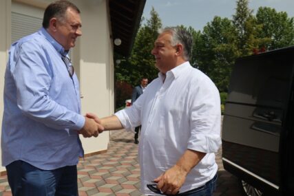 Milorad Dodik i Viktor Orban se rukuju